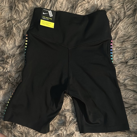 The Nike One Tight Fit 7” performance biker short - Picture 7 of 9
